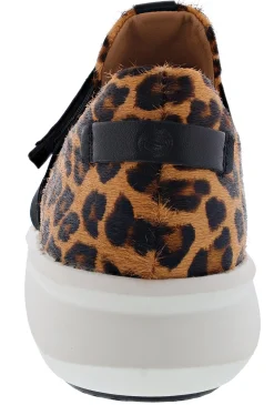 Clarks Women's Un Rio Strap Hook & Loop Slip On Sneakers with Arch Support